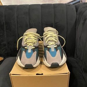 Yezzy wave runner size 6